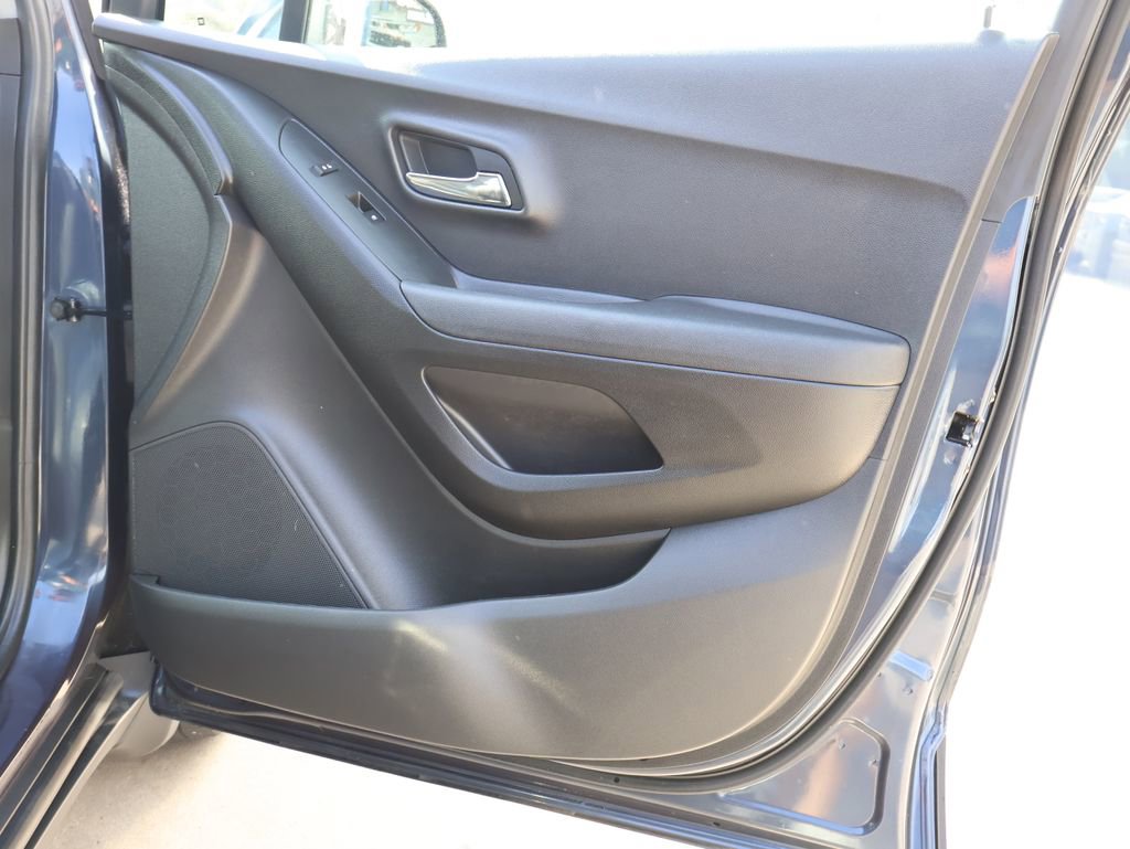 Used 2019 Chevrolet Trax LT w/ LT Convenience Package FWD image 28