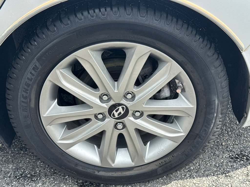 Used 2015 Hyundai Elantra SE w/ Option Group 02 FWD image 16