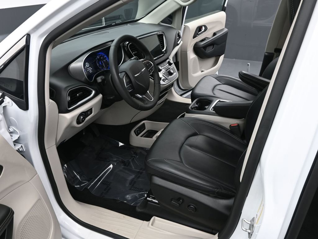 Used 2024 Chrysler Pacifica Touring-L image 14