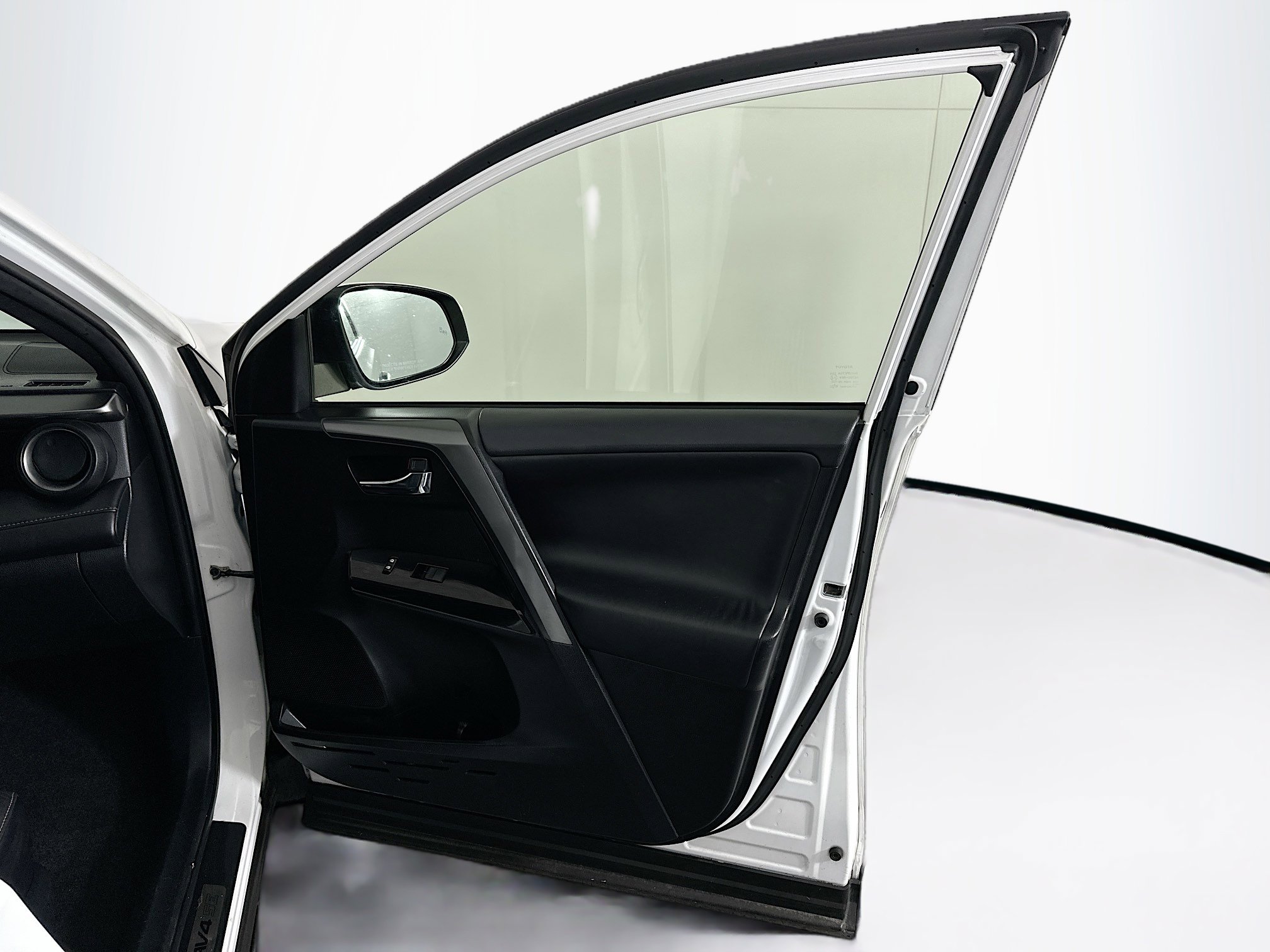 Used 2016 Toyota RAV4 SE image 33