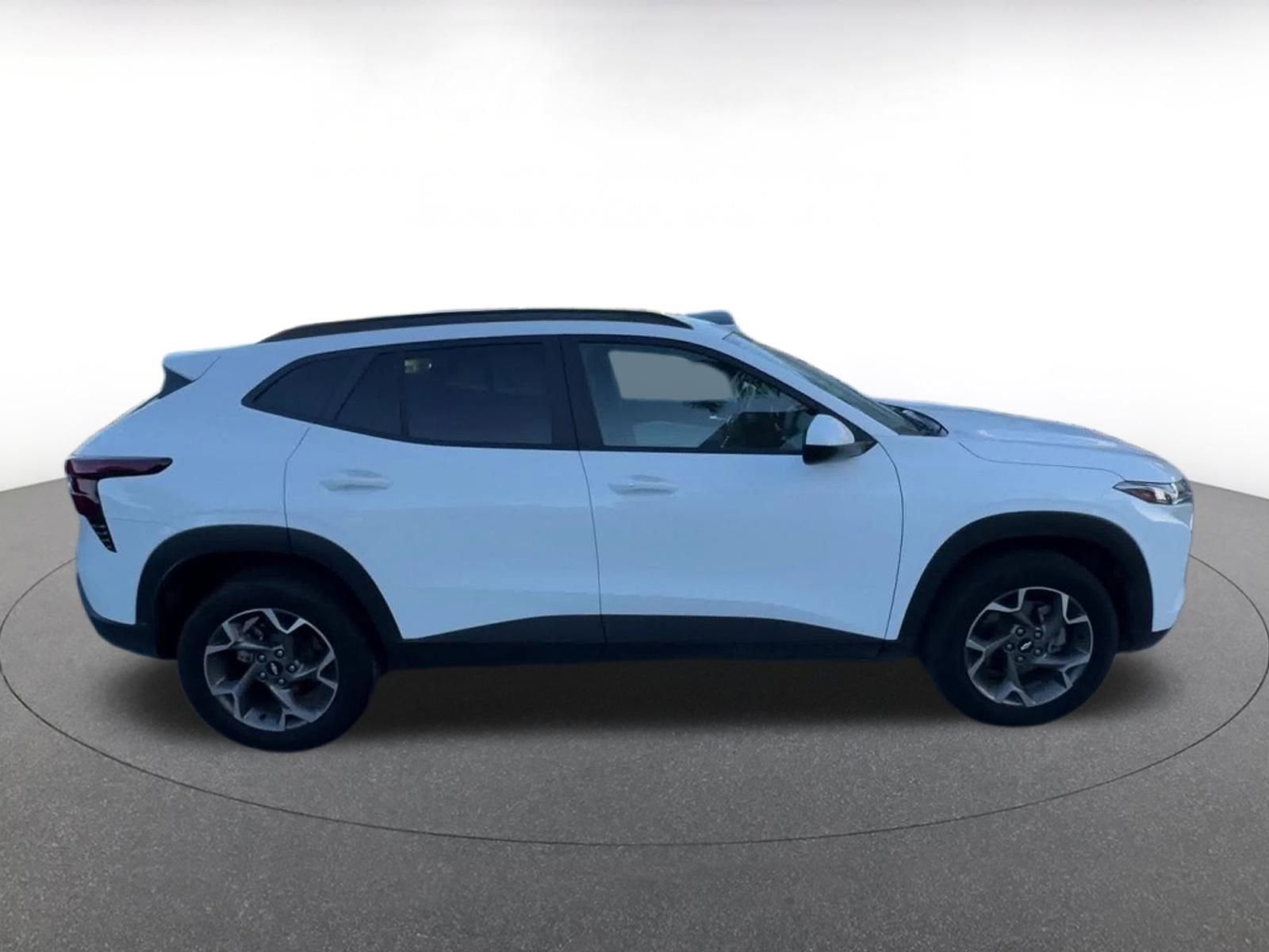 Used 2025 Chevrolet Trax LT w/ LT Convenience Package image 16