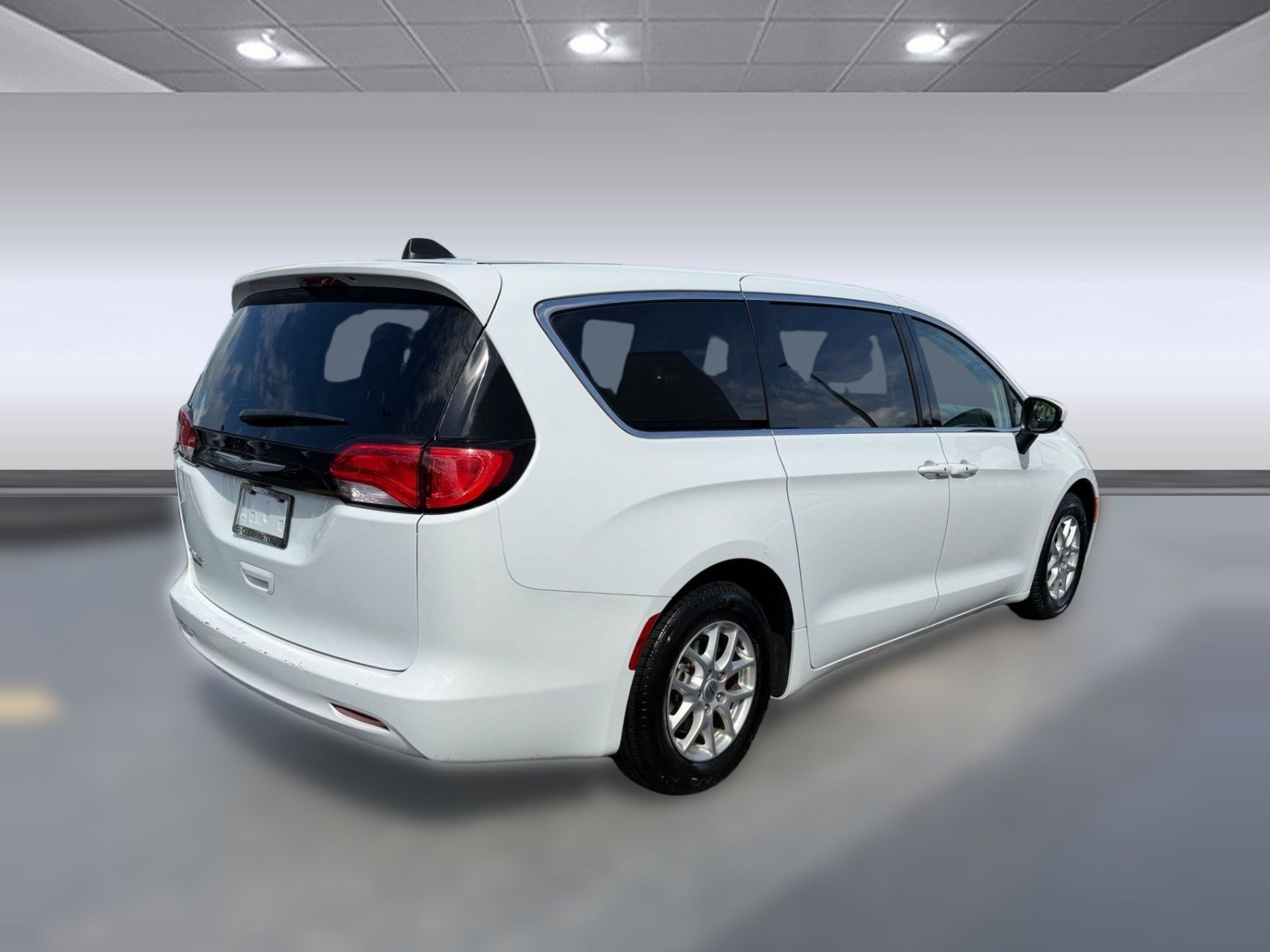 Used 2023 Chrysler Voyager LX FWD image 9
