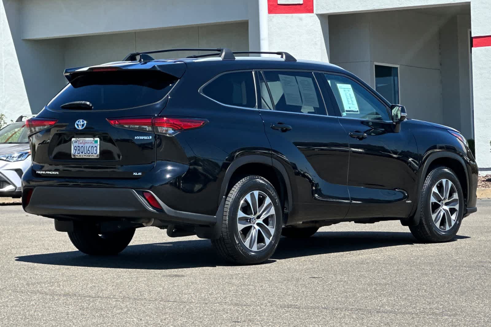 Used 2022 Toyota Highlander XLE AWD/4WD image 2