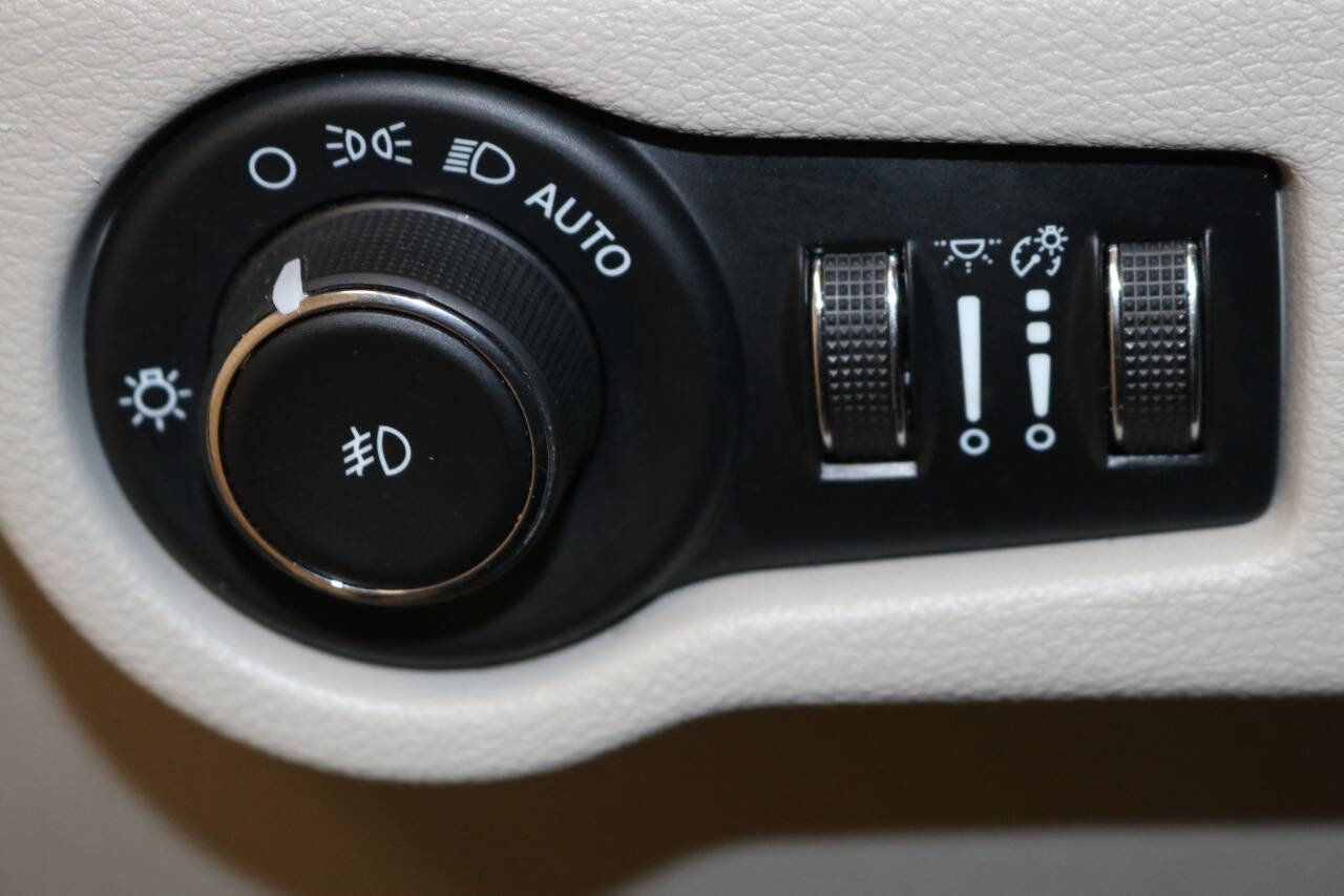 Used 2023 Chrysler Pacifica Touring-L image 99