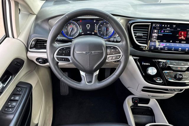 Used 2023 Chrysler Pacifica Touring-L image 16