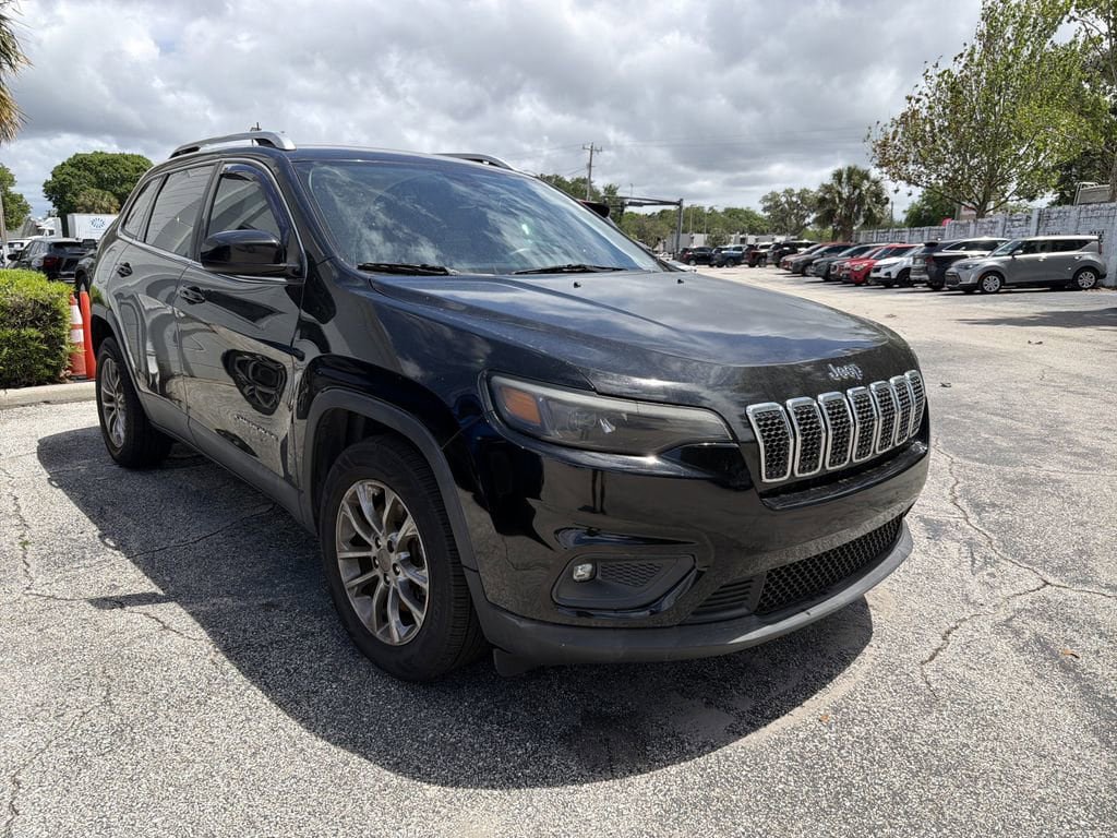 Used 2019 Jeep Cherokee Latitude Plus w/ Comfort/Convenience Group FWD image 1