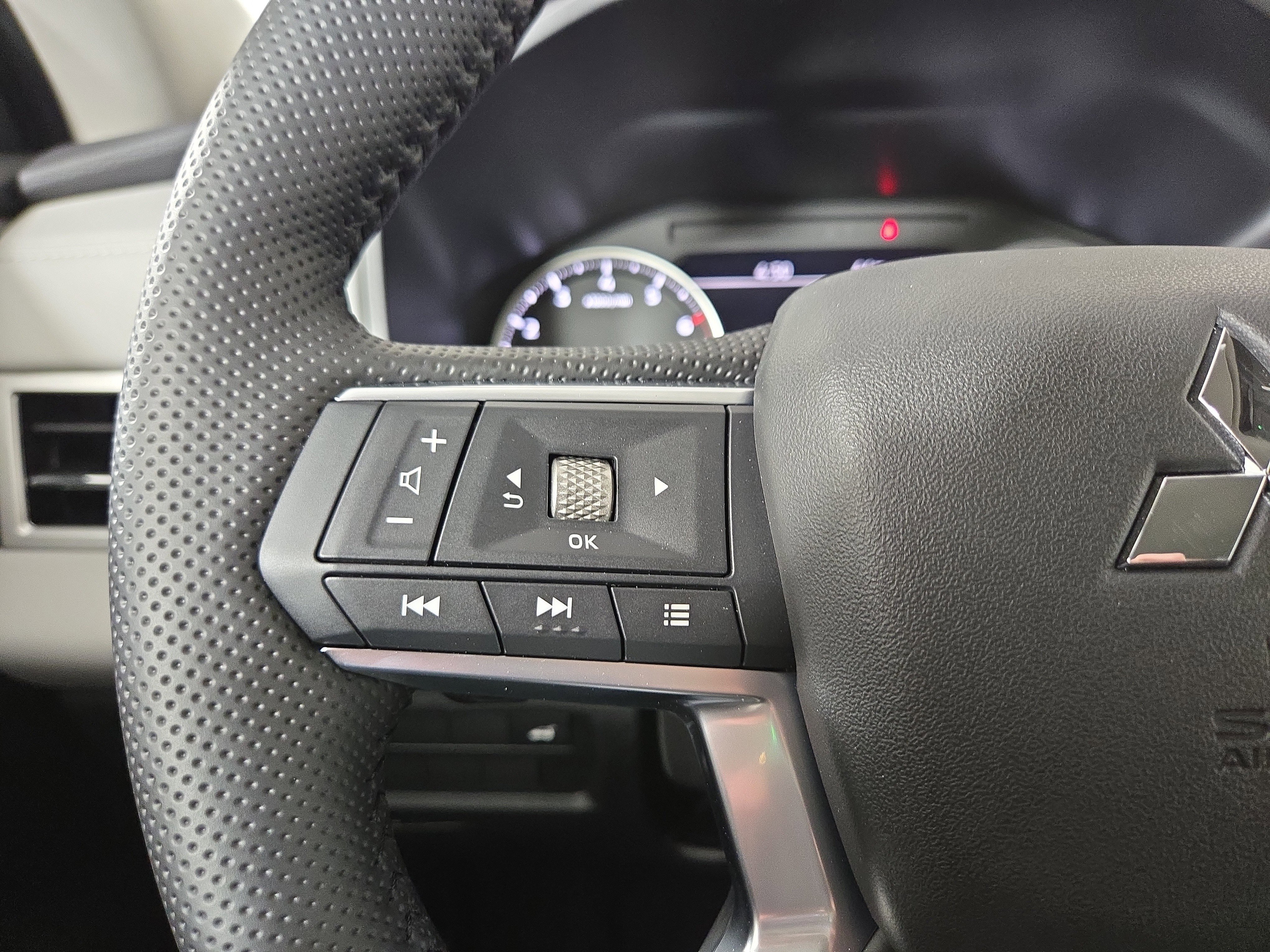 New 2026 Mitsubishi Outlander SE image 15