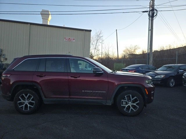 Used 2024 Jeep Grand Cherokee Limited w/ Luxury Tech Group II image 4