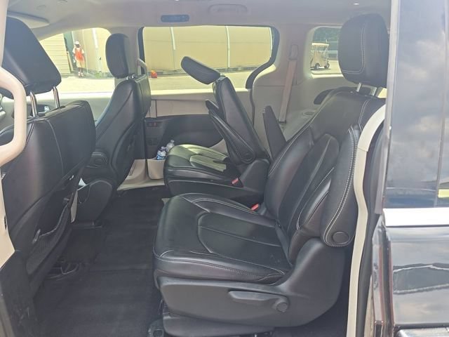 Certified 2023 Chrysler Pacifica Touring-L FWD image 12