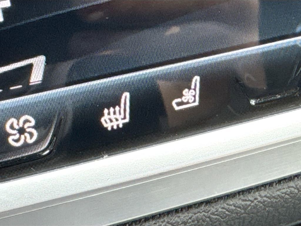 Used 2022 BMW 740i xDrive w/ Luxury Rear Seating Package image 22