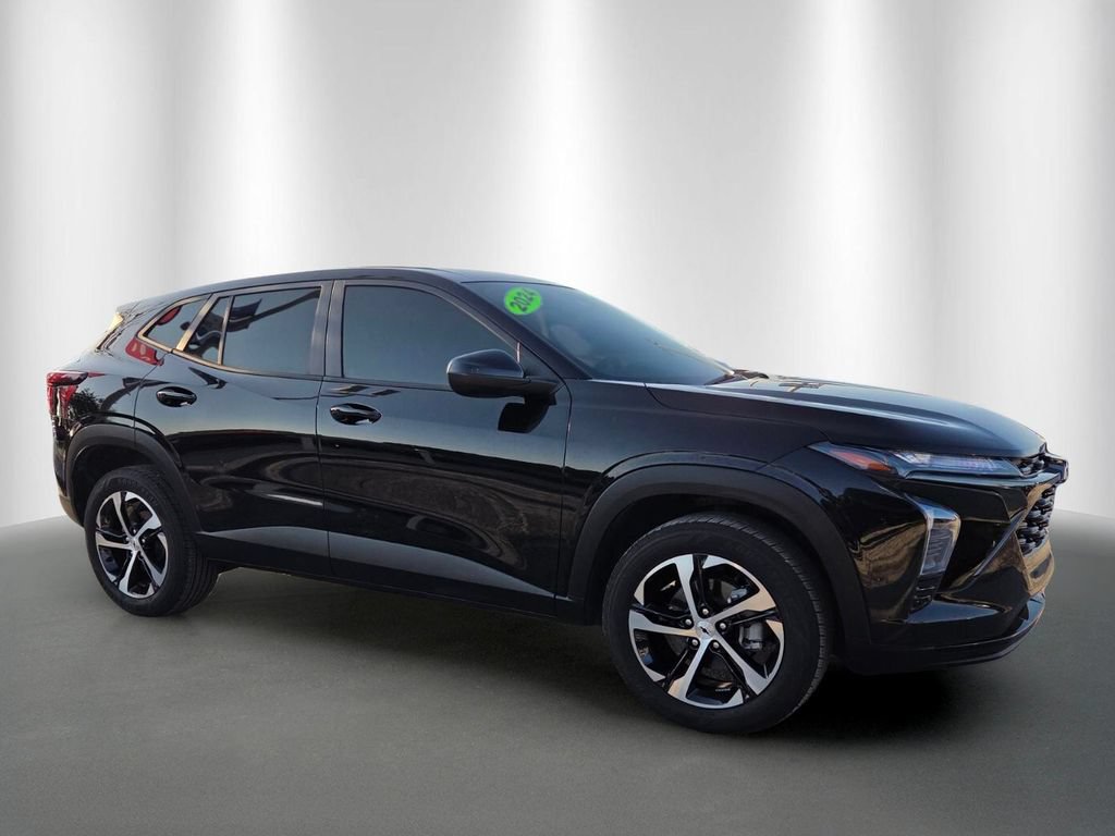 Used 2024 Chevrolet Trax RS FWD image 2