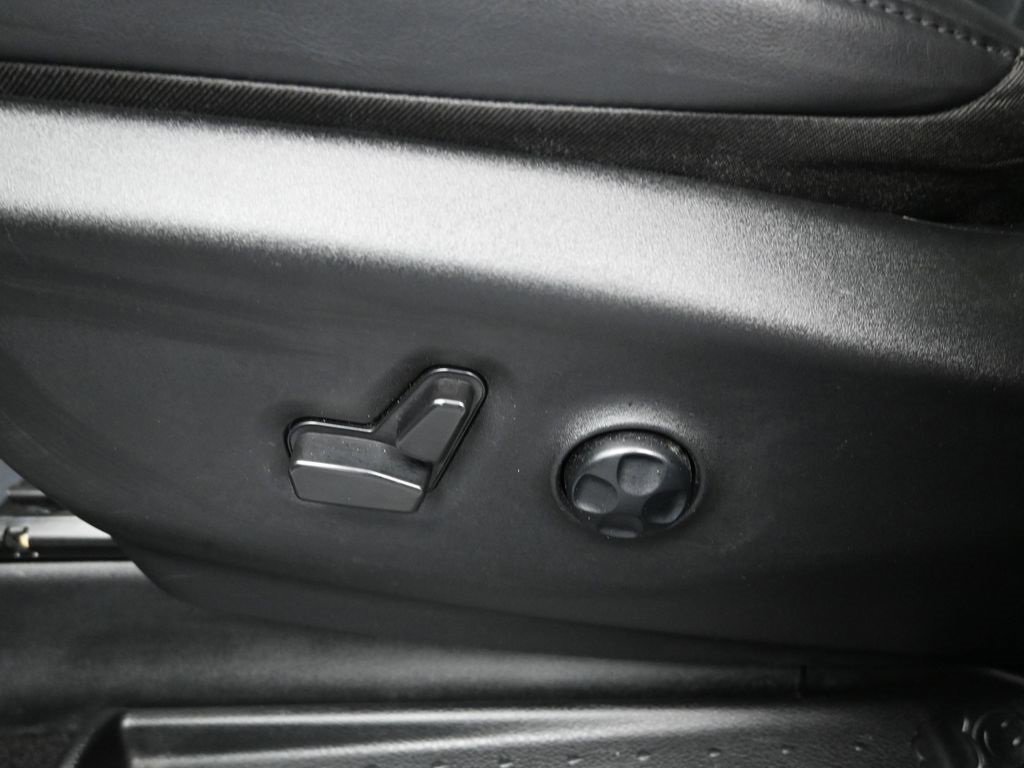 Used 2024 Chrysler Pacifica Select image 13