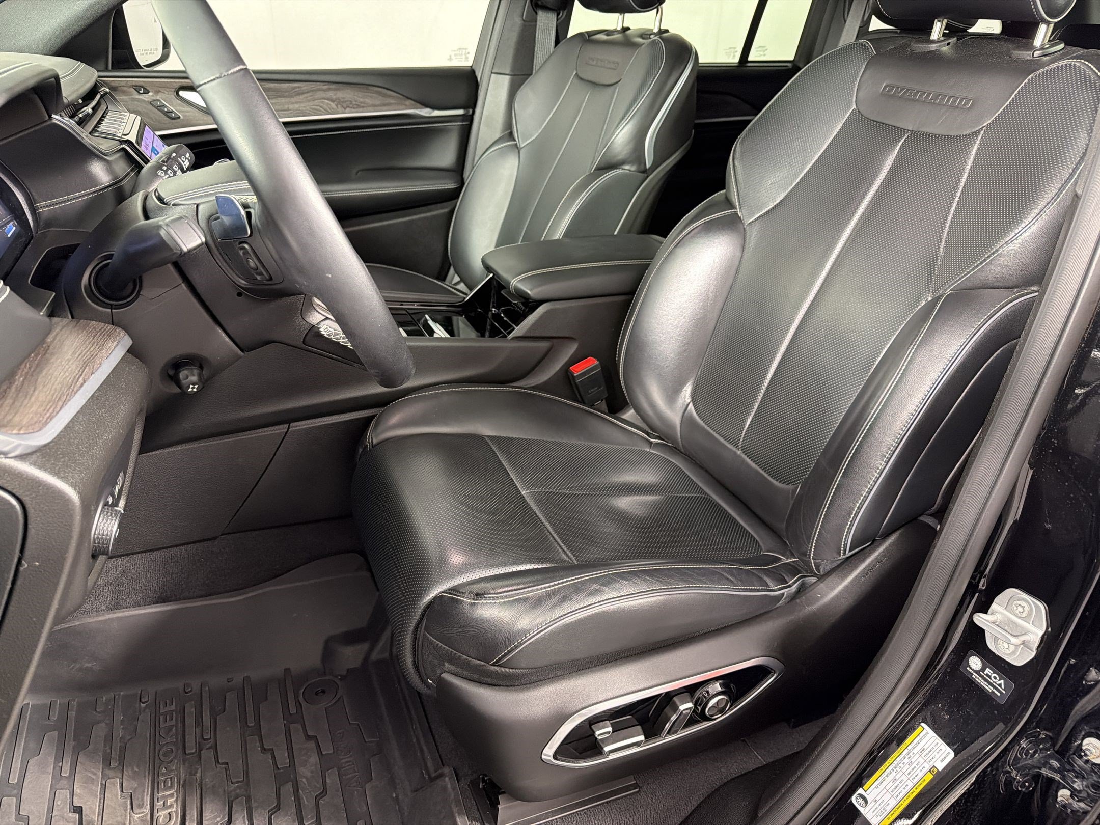 Used 2022 Jeep Grand Cherokee Overland w/ Luxury Tech Group IV AWD/4WD image 5
