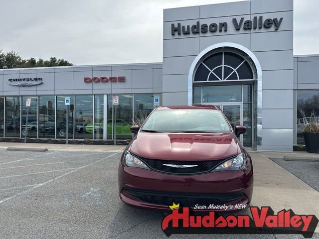 Certified 2023 Chrysler Voyager LX image 1