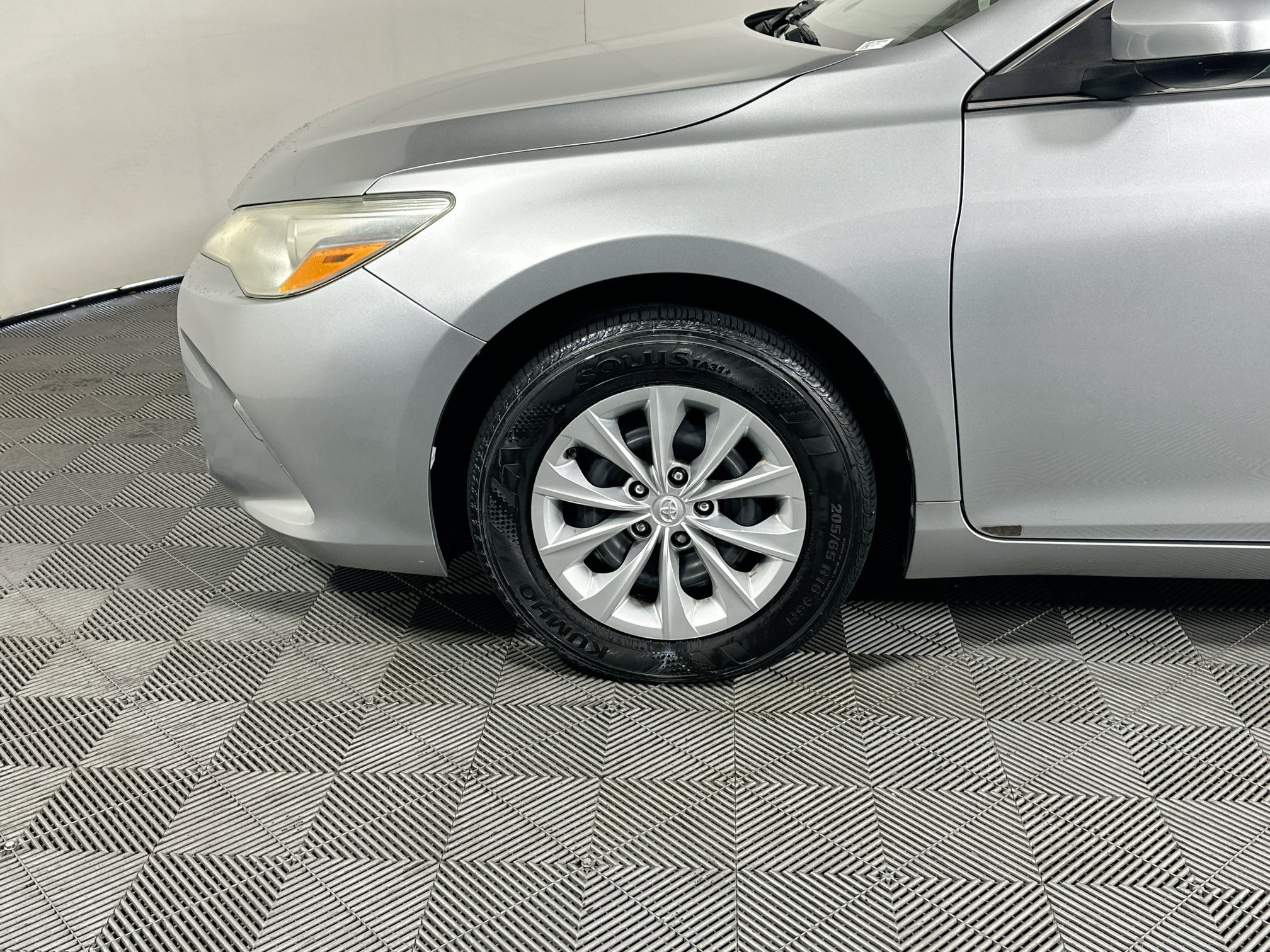 Used 2017 Toyota Camry LE FWD image 11
