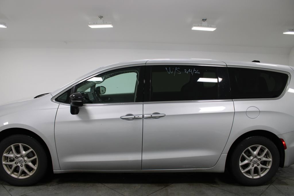 Used 2024 Chrysler Pacifica Touring-L FWD image 6