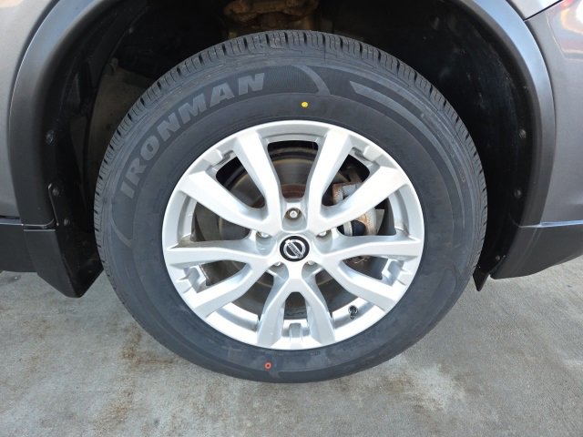 Used 2017 Nissan Rogue SV image 65