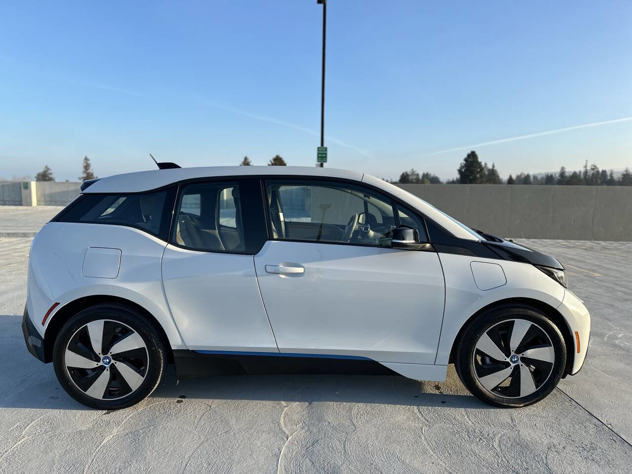 Used 2015 BMW i3 w/ Range Extender image 3