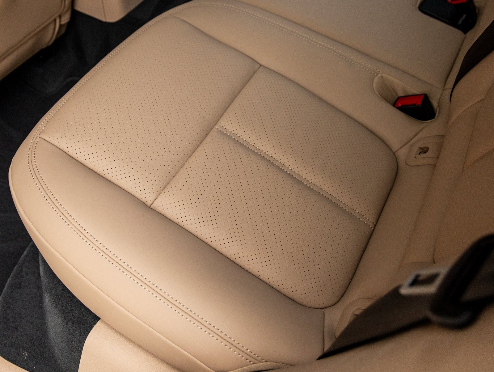 Used 2025 Porsche Macan image 31