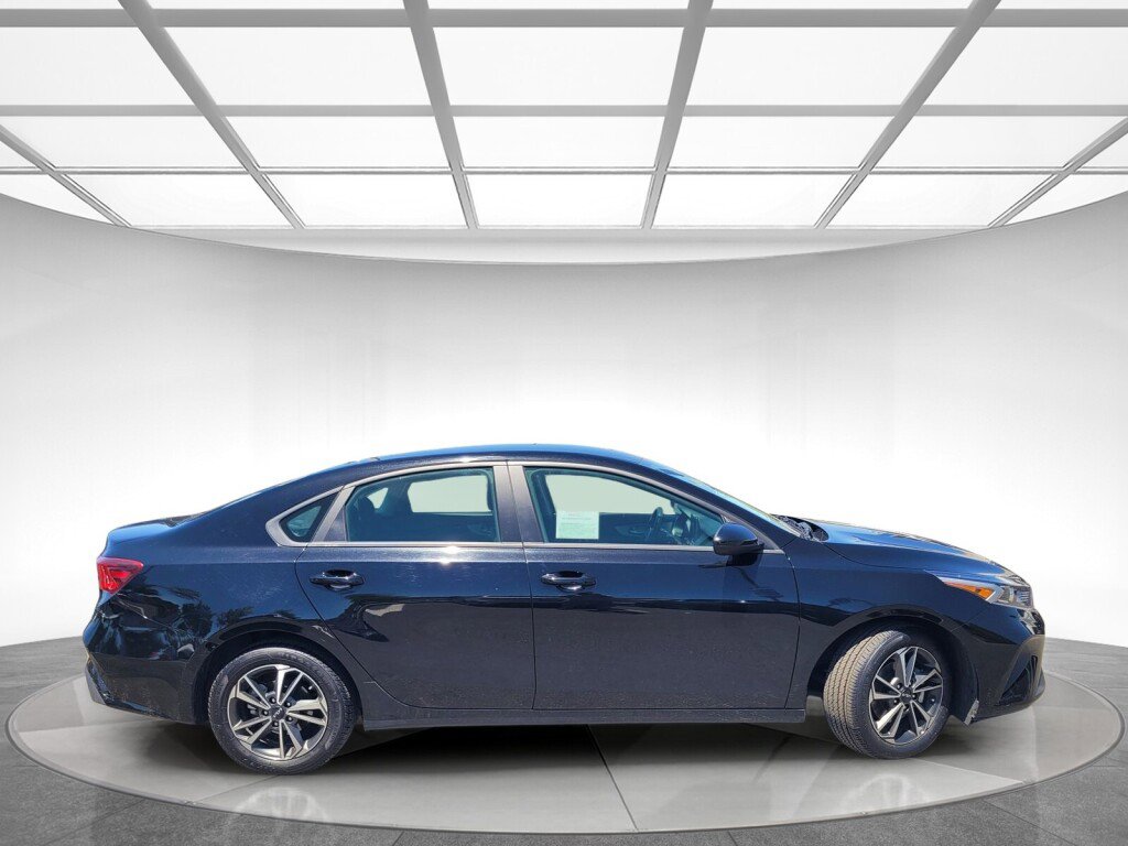 Used 2024 Kia Forte LXS FWD image 3