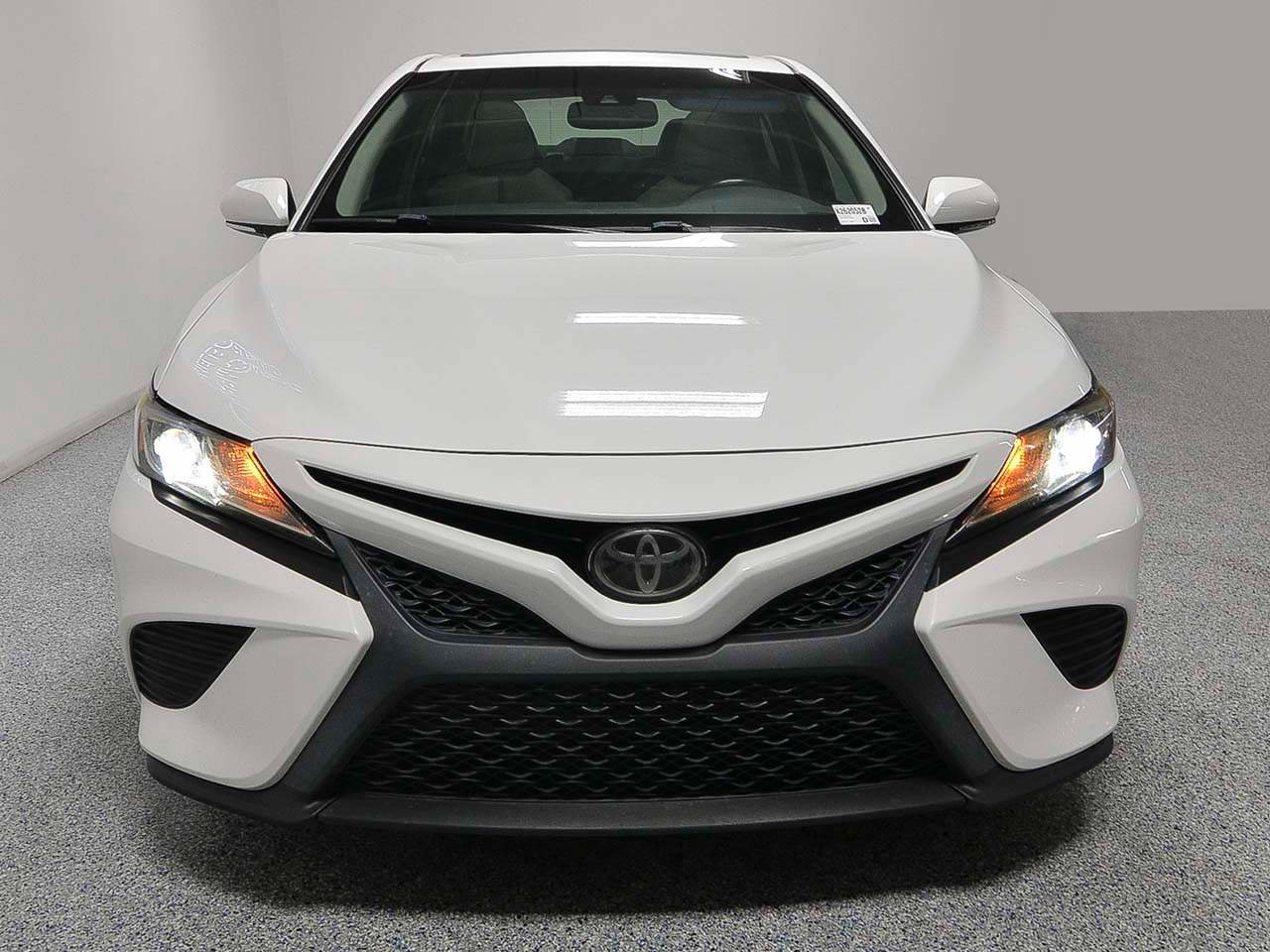 Used 2018 Toyota Camry SE image 3