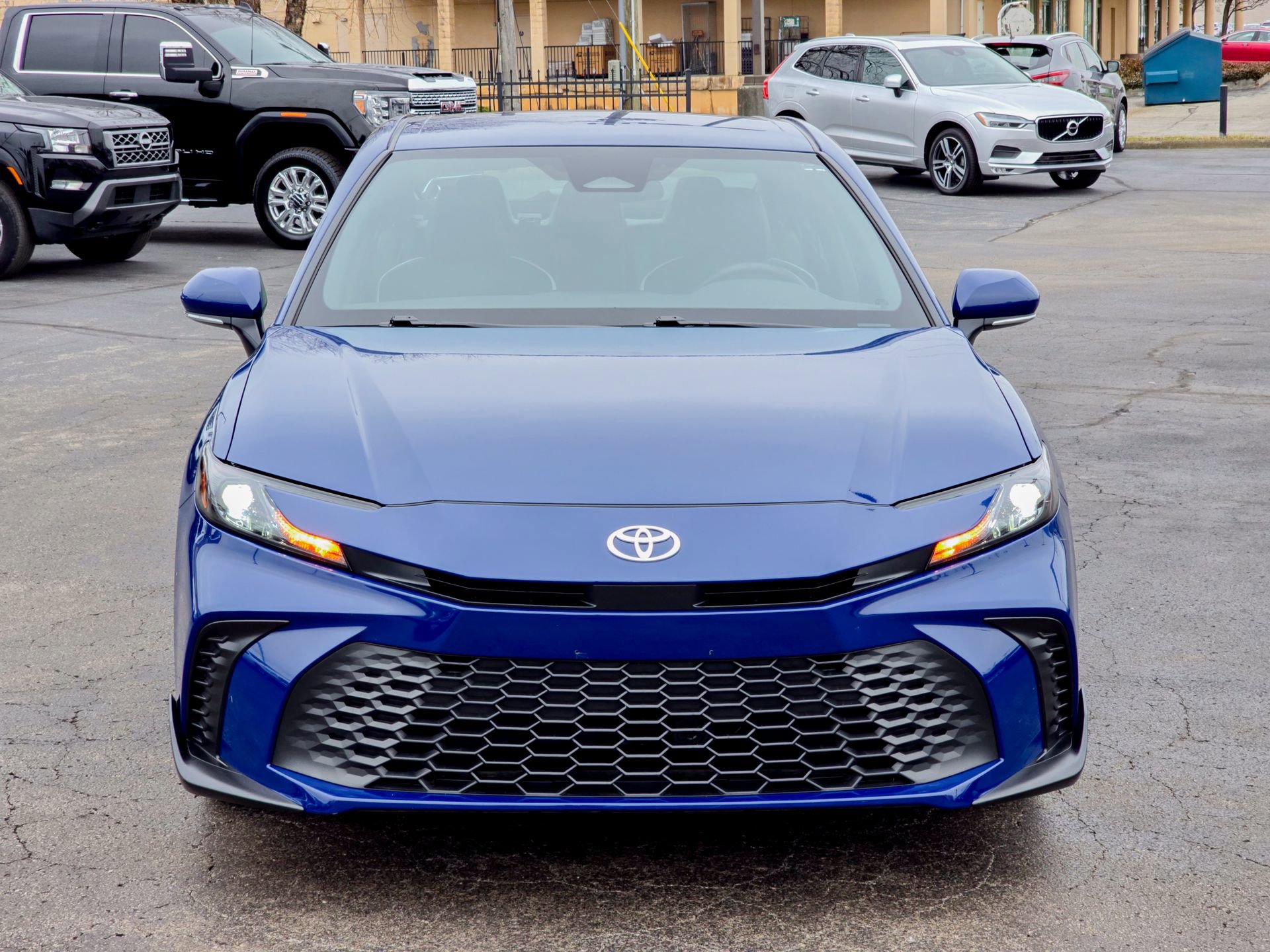 Used 2025 Toyota Camry SE image 4