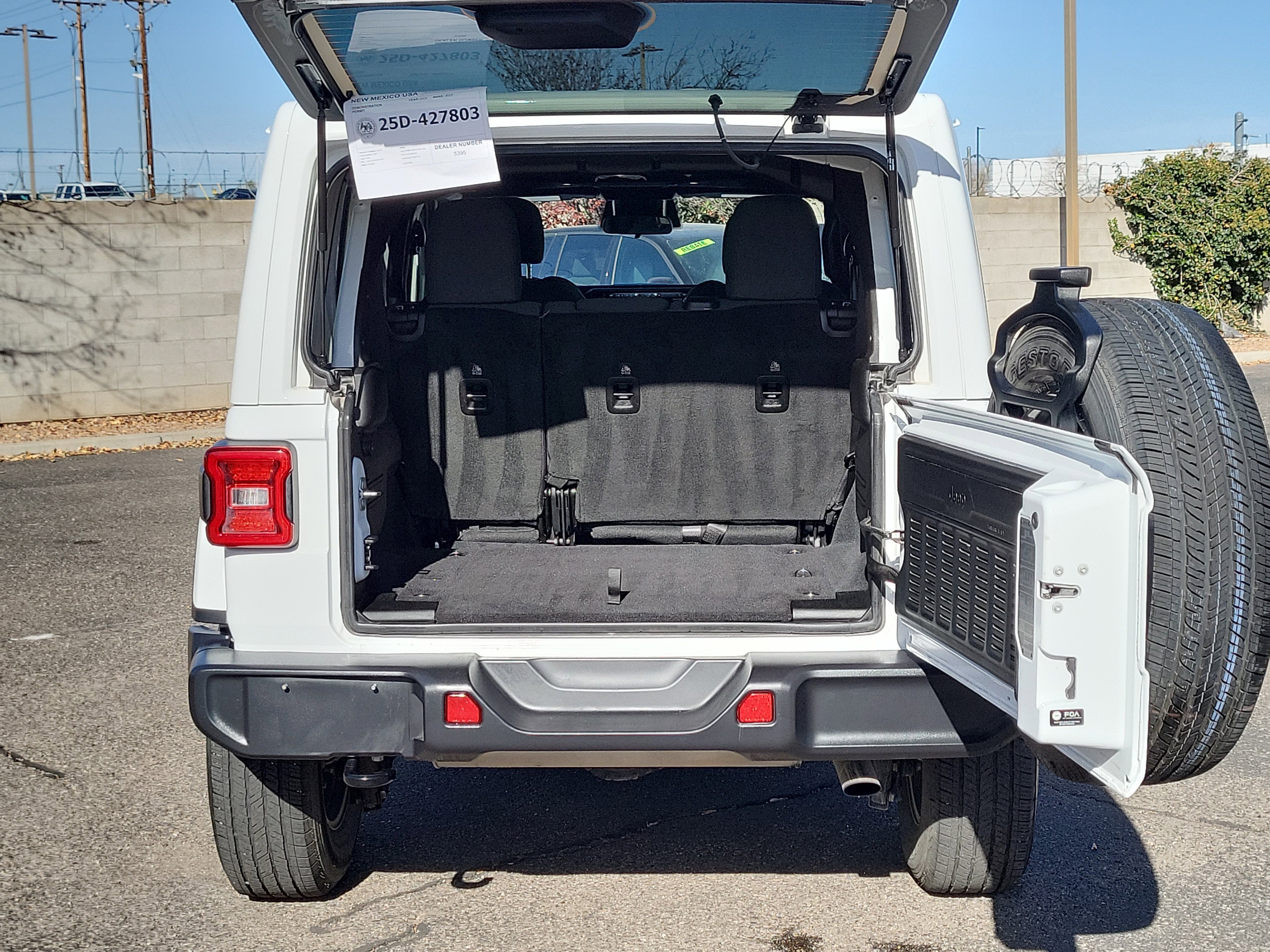 Used 2025 Jeep Wrangler Sahara image 27