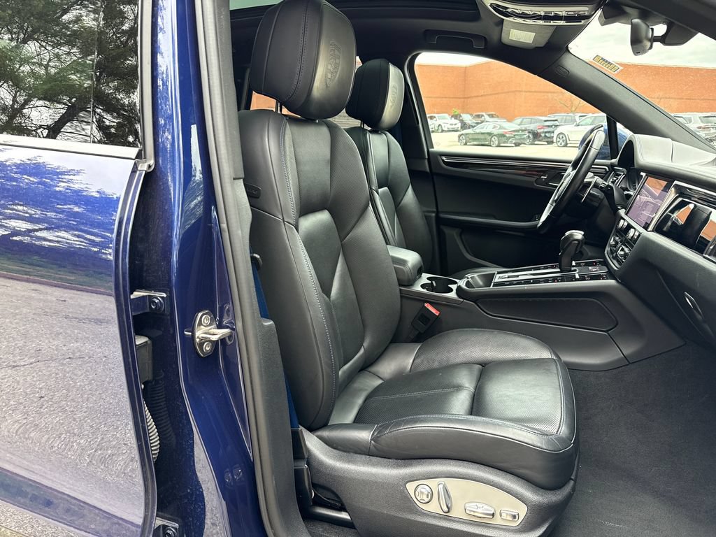 Used 2023 Porsche Macan AWD/4WD image 25