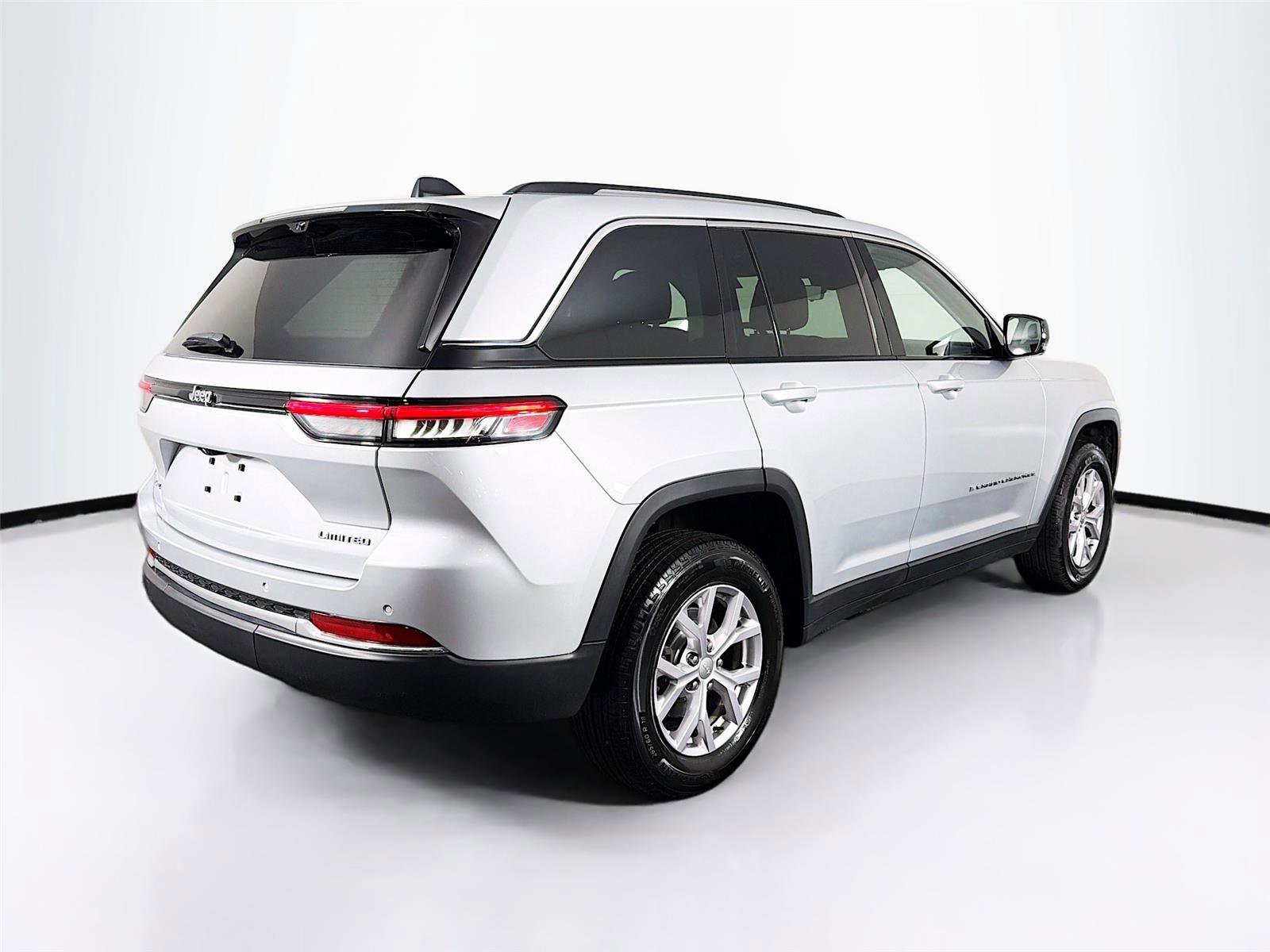 Used 2022 Jeep Grand Cherokee Limited w/ Luxury Tech Group II AWD/4WD image 7