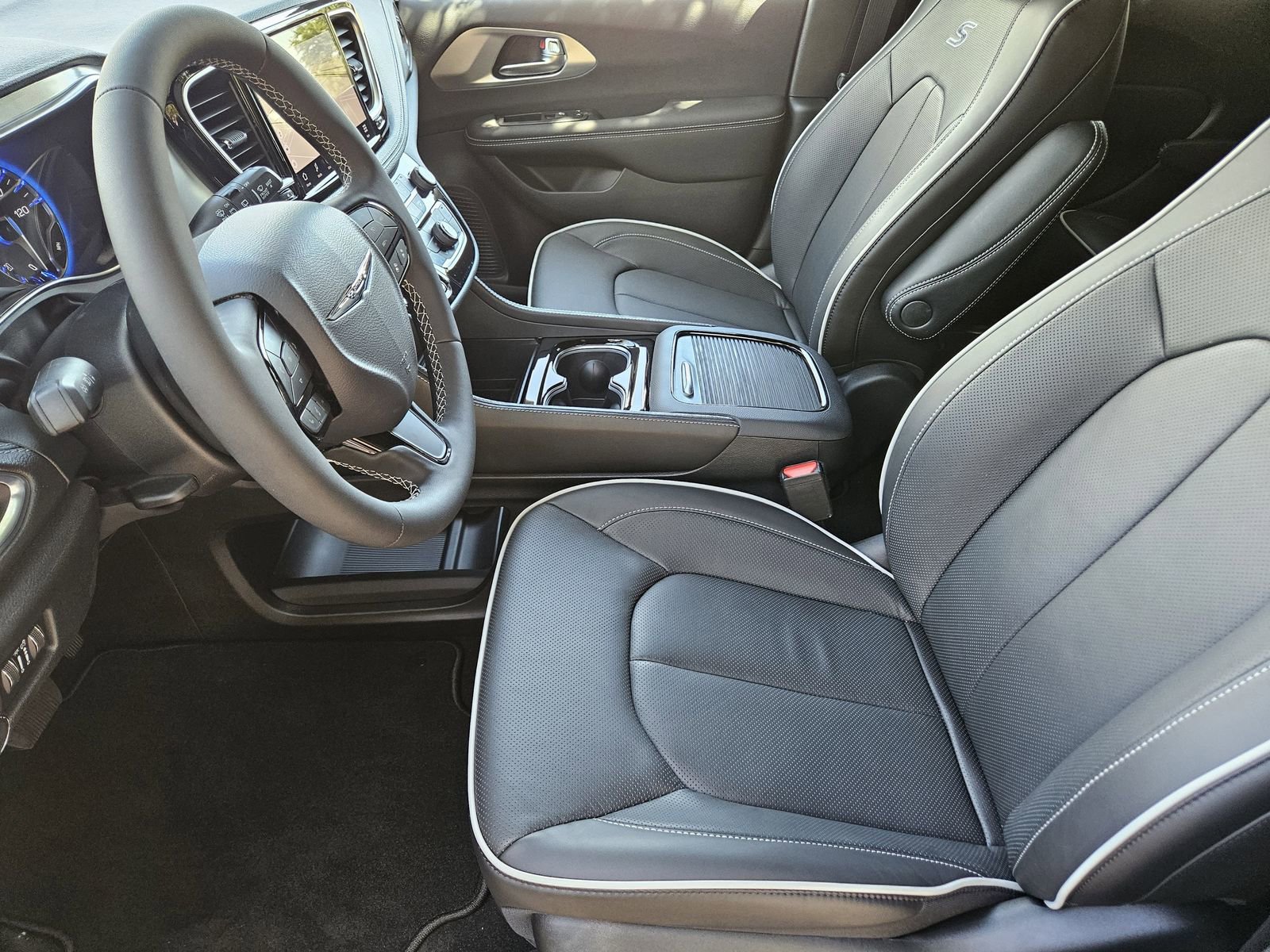 New 2025 Chrysler Pacifica Limited FWD image 14