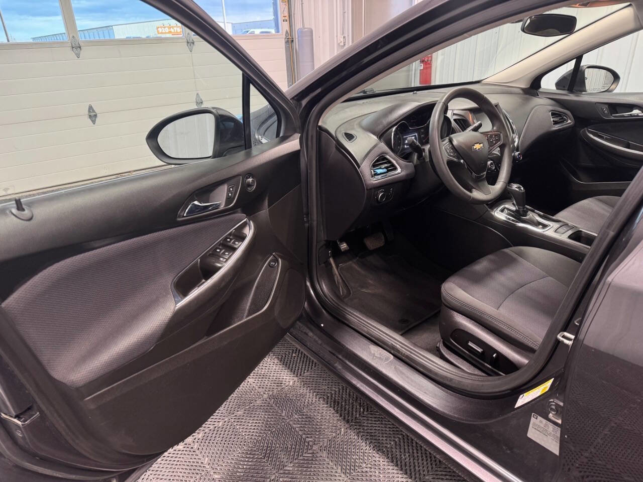 Used 2017 Chevrolet Cruze LT w/ Convenience Package image 9