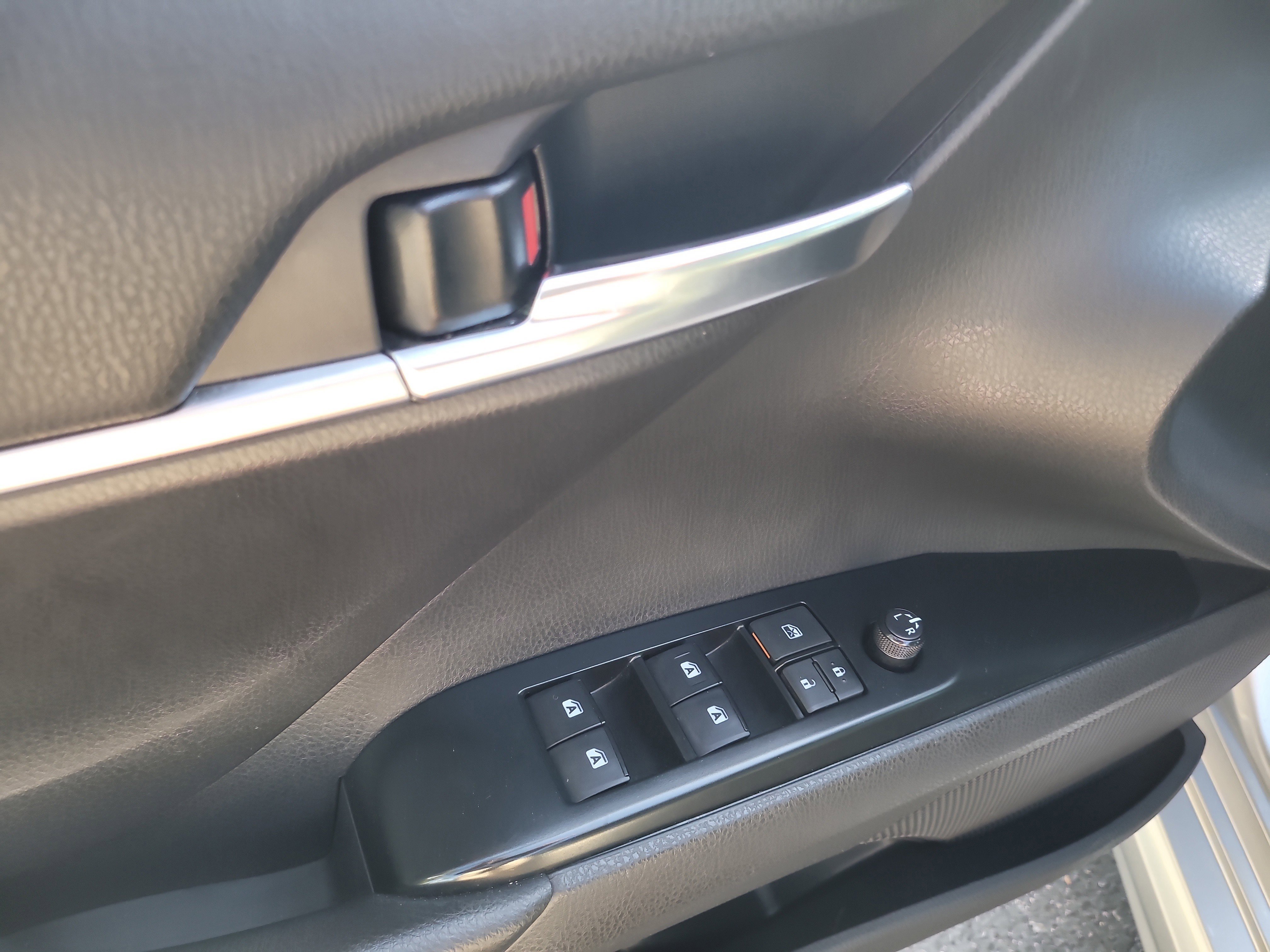 Used 2019 Toyota Camry SE FWD image 16