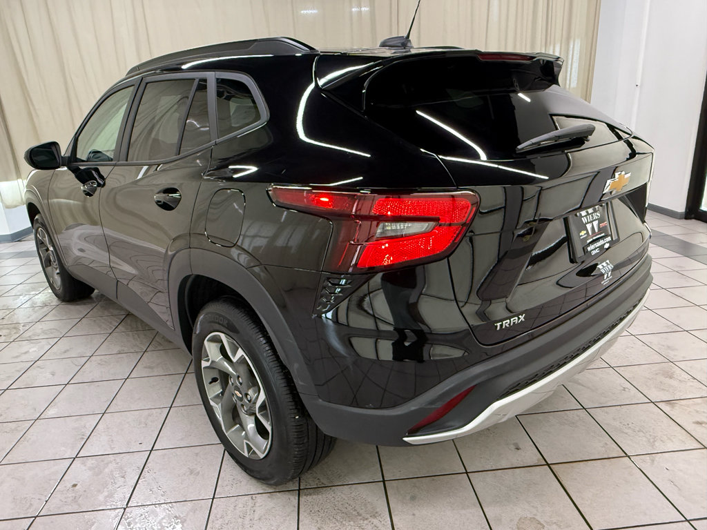 Used 2025 Chevrolet Trax LT w/ LT Convenience Package FWD image 8