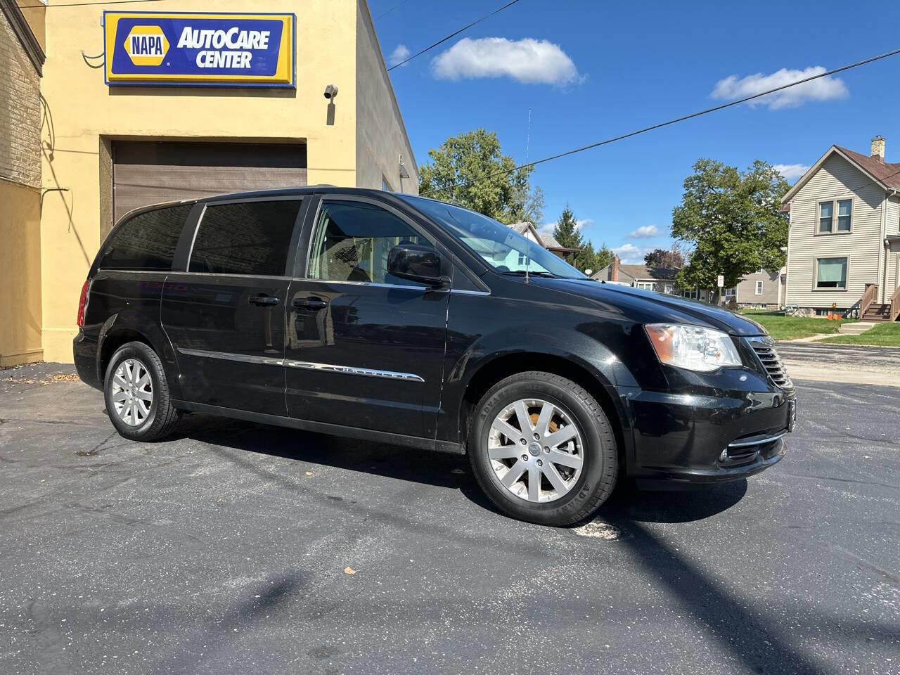 Used 2015 Chrysler Town & Country Touring image 4