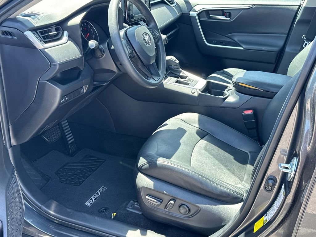 Used 2021 Toyota RAV4 XLE w/ Convenience Package FWD image 9