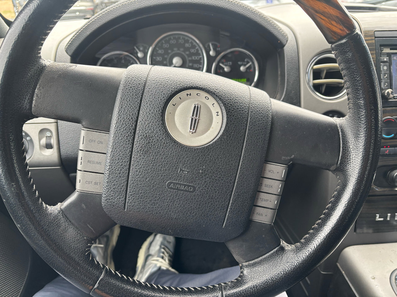 Used 2007 Lincoln Mark LT 4x4 image 16
