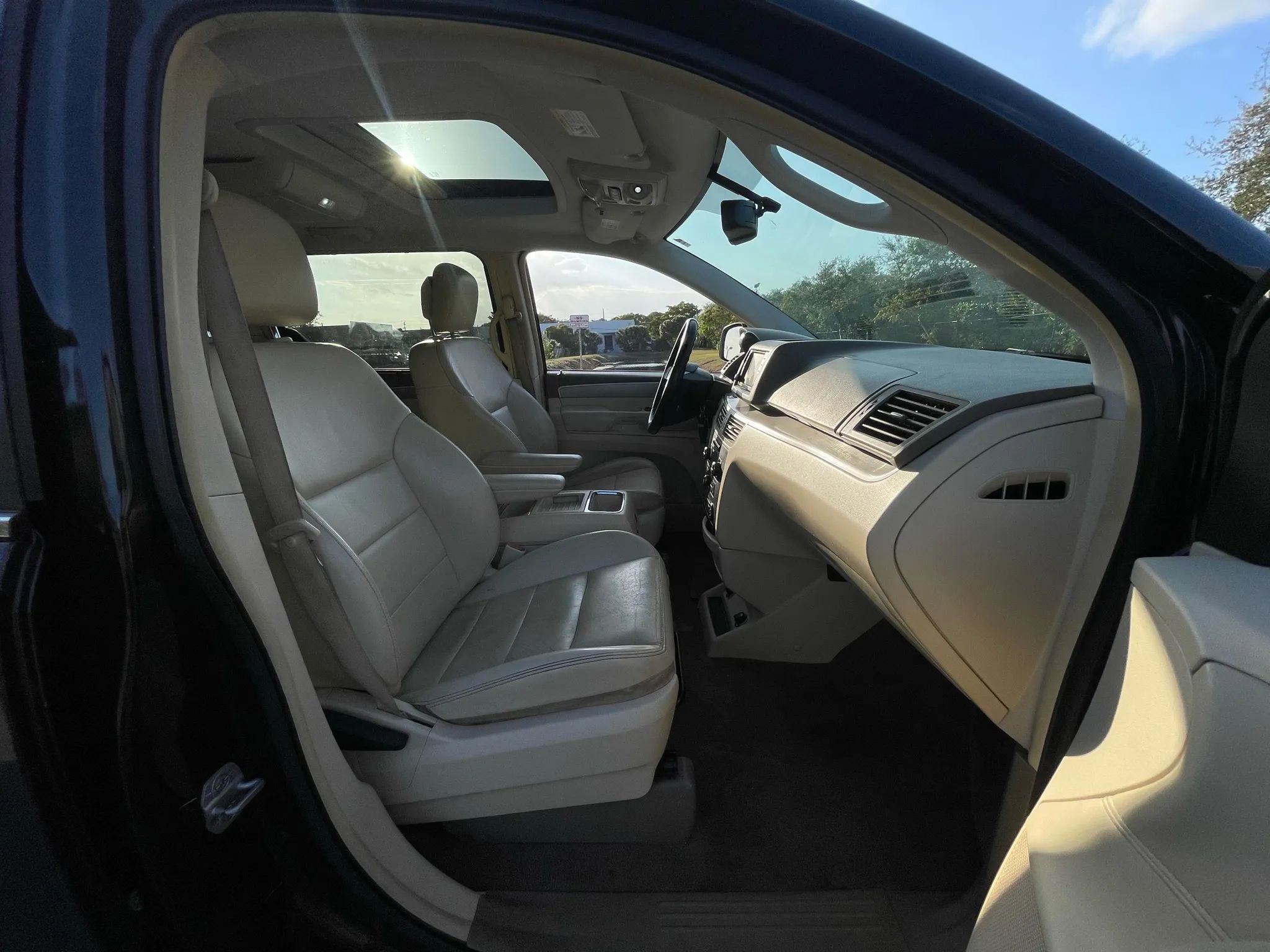 Used 2010 Volkswagen Routan SEL image 36