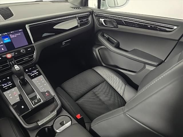 Certified 2025 Porsche Macan image 23