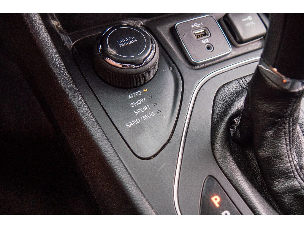 Used 2021 Jeep Cherokee Latitude Lux w/ Comfort/Convenience Group AWD/4WD image 24