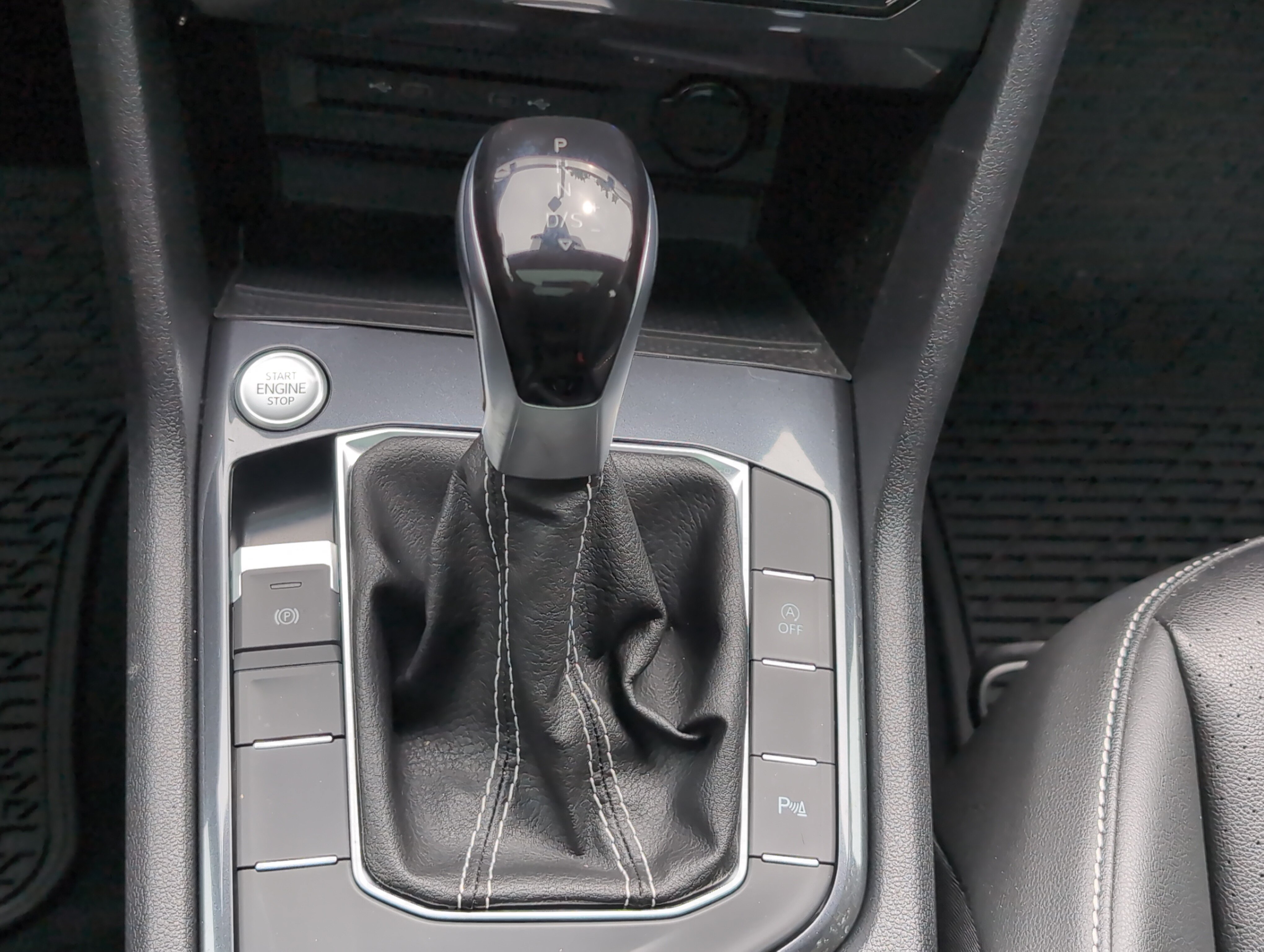 Used 2024 Volkswagen Tiguan SE R-Line FWD image 25