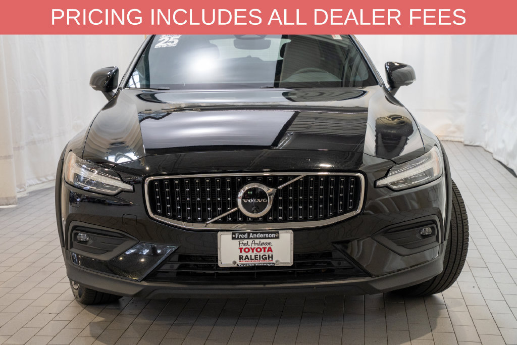 Used 2025 Volvo V60 B5 Cross Country Plus AWD/4WD image 2