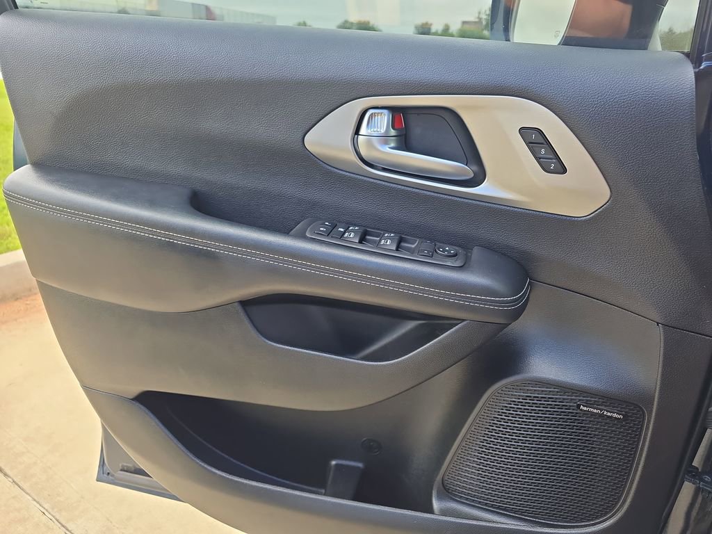 Used 2022 Chrysler Pacifica Limited w/ S Appearance Package FWD image 28