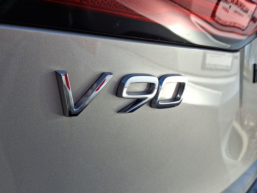 Used 2025 Volvo V90 B6 Cross Country Plus w/ Protection Package Premier image 30