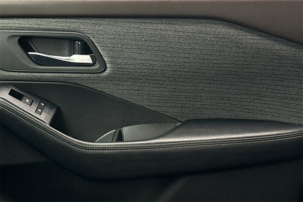 Used 2023 Nissan Rogue SV image 21