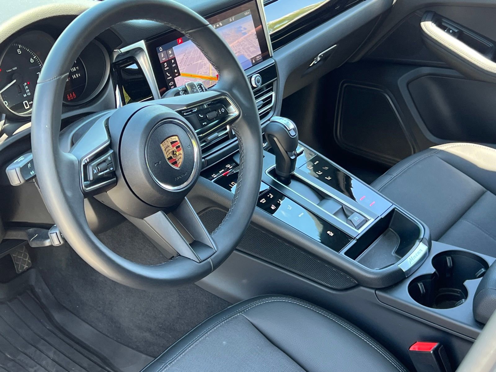 Certified 2025 Porsche Macan AWD/4WD image 4
