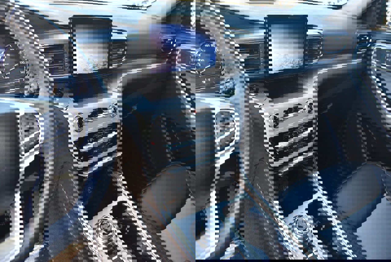 Used 2022 Ford Explorer XLT w/ Equipment Group 202A image 8