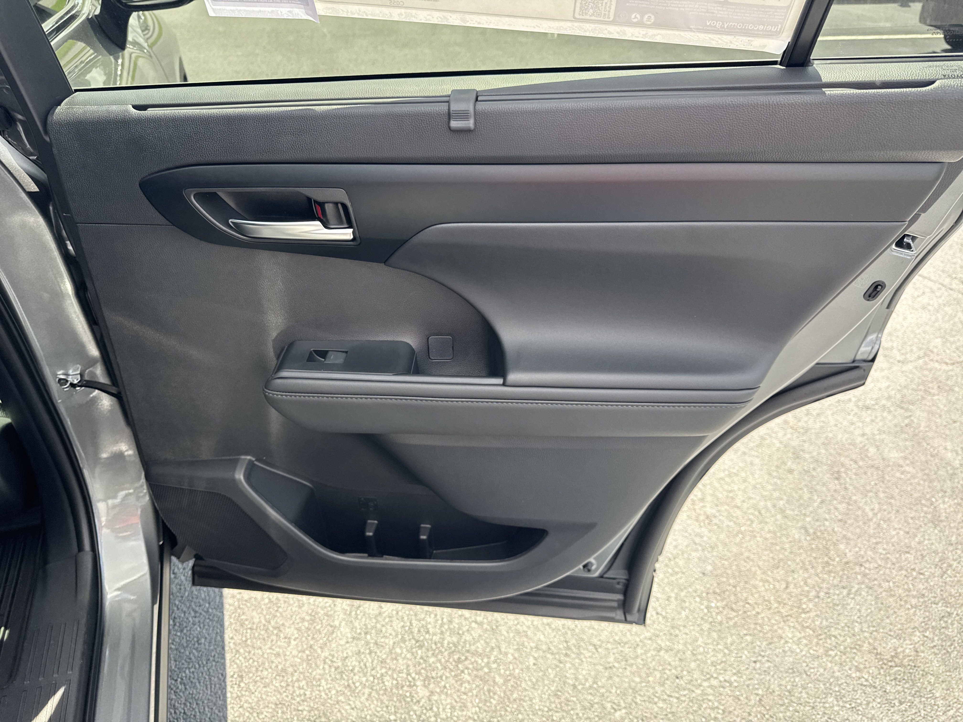 New 2025 Toyota Highlander XLE FWD image 32
