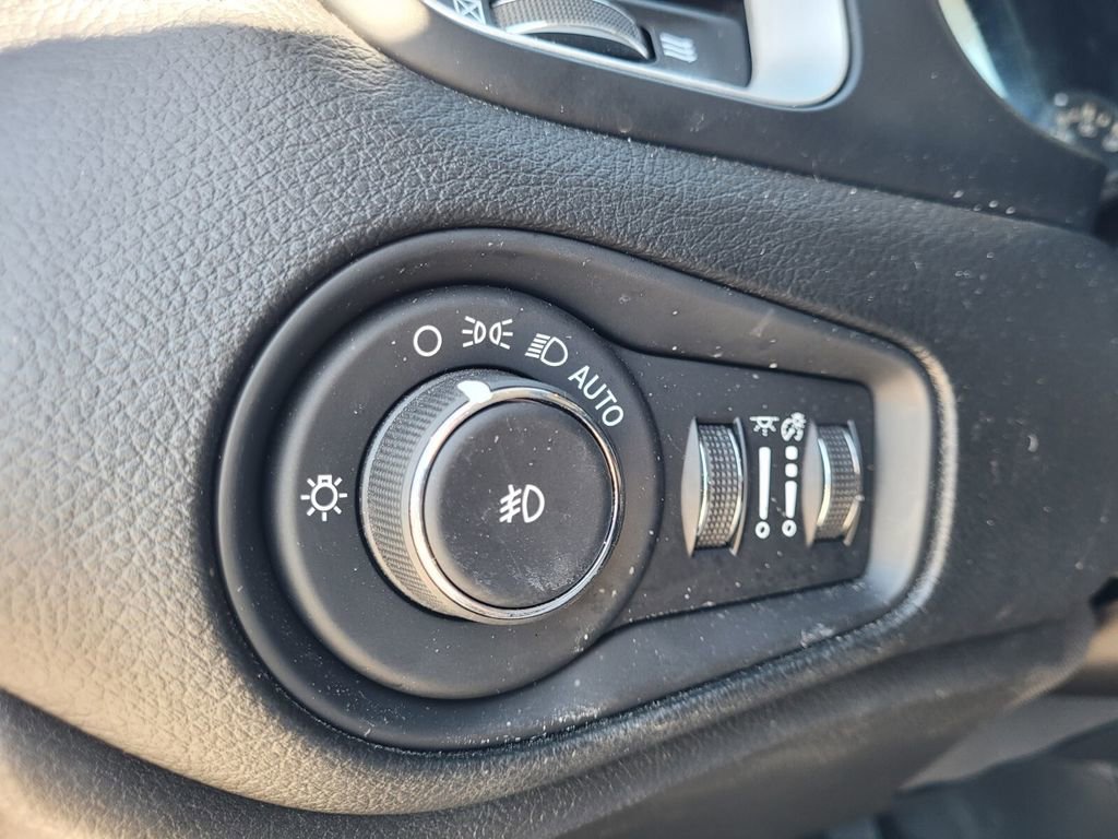 Used 2020 Jeep Renegade Latitude w/ Cold Weather Group image 24