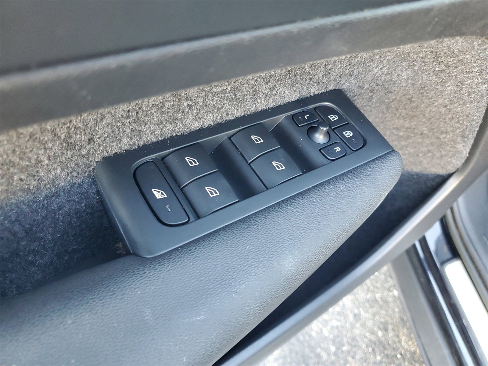 Used 2023 Volvo XC40 B5 Plus w/ Driver Assist Package image 9