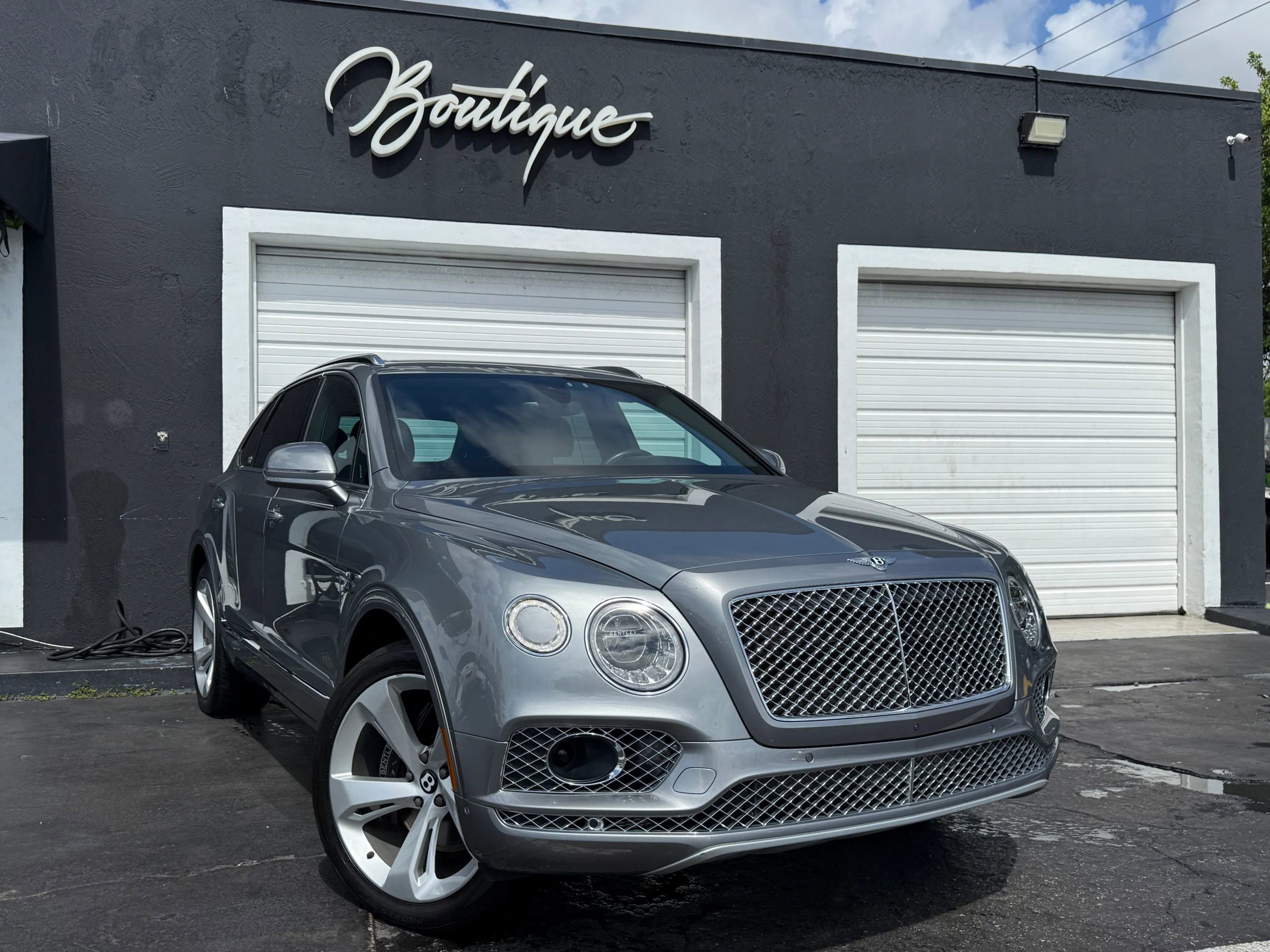 Used 2018 Bentley Bentayga Onyx Edition AWD/4WD image 1
